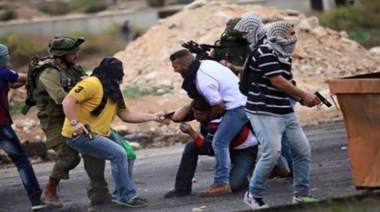 مستوطنون يختطفون أسيرا محررا