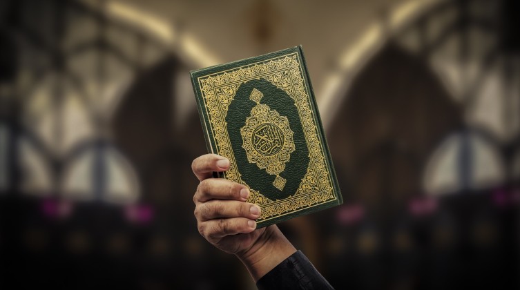 متظاهرون يحرقون المصحف أمام البرلمان السويدي بحماية الشرطة