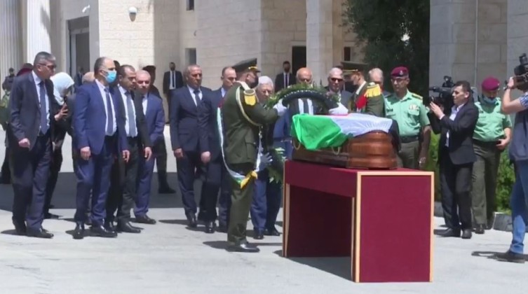 جماهير رام الله تشيع جثمان الوزير قدري أبو بكر