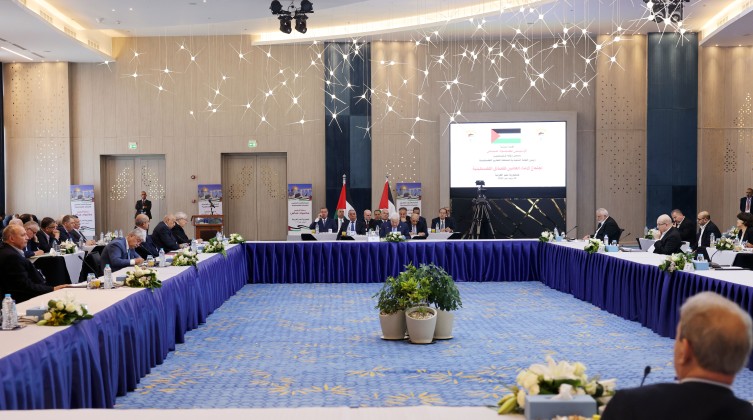 الرئيس عباس يدعو إلى تشكيل لجنة متابعة من الحضور لاستكمال الحوار