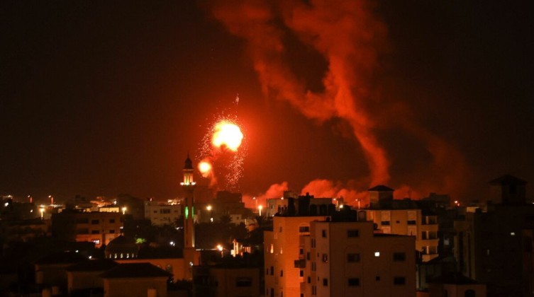 بالفيديو: طائرات الاحتلال تقصف مواقع للمقاومة الفلسطينية في غزة