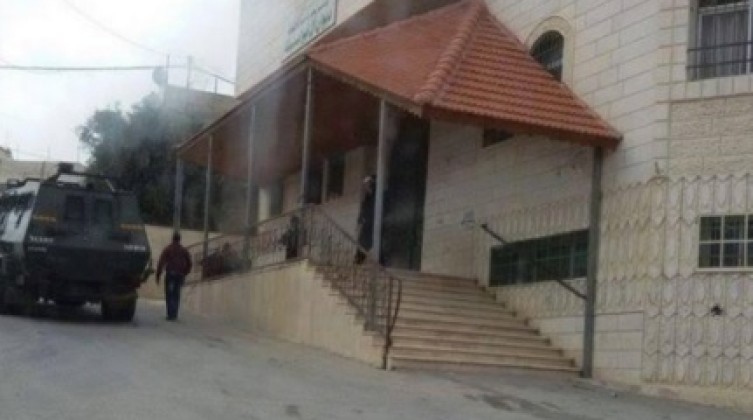 الاحتلال يحاصر مسجدًا في مخيم جنين وسط أعمال تجريف