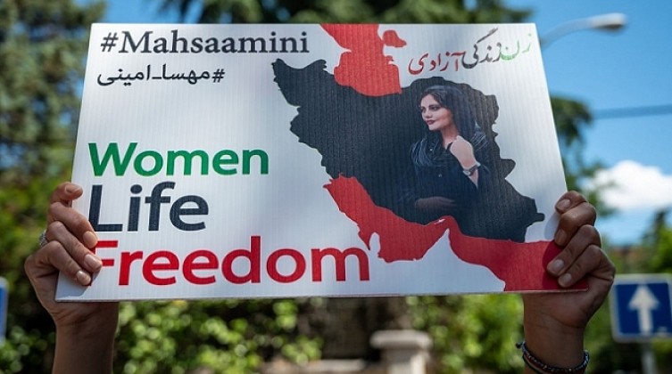 إيران تحظر مهرجان سينمائي بسبب ملصق لممثلة من دون حجاب