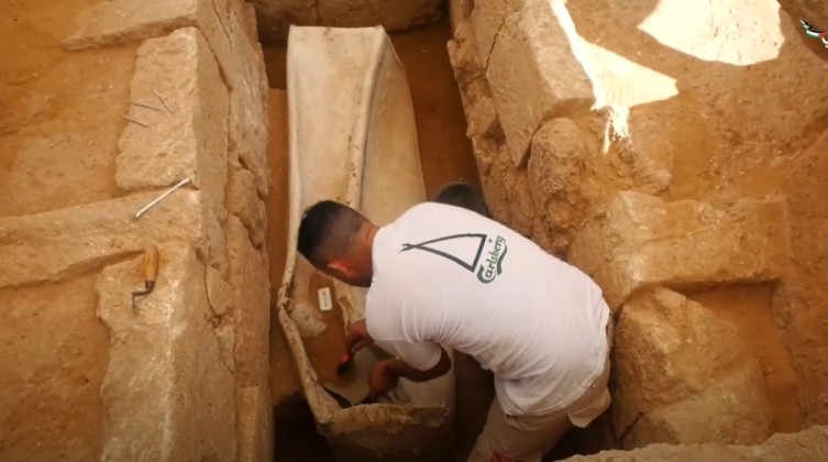 محدث بالصور: العثور على قبر ثانِ من الرصاص المصبوب شمال غزة