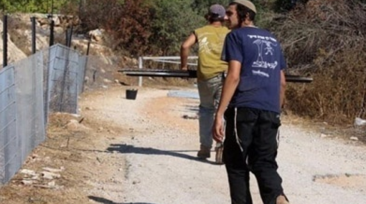 مستوطنون يقتحمون عرب المليحات غرب أريحا