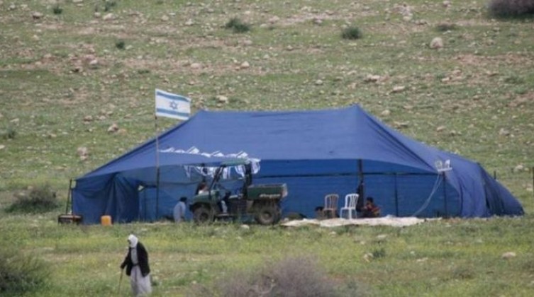 مستوطنون ينصبون خياما على أراضي المواطنين شرق سلفيت