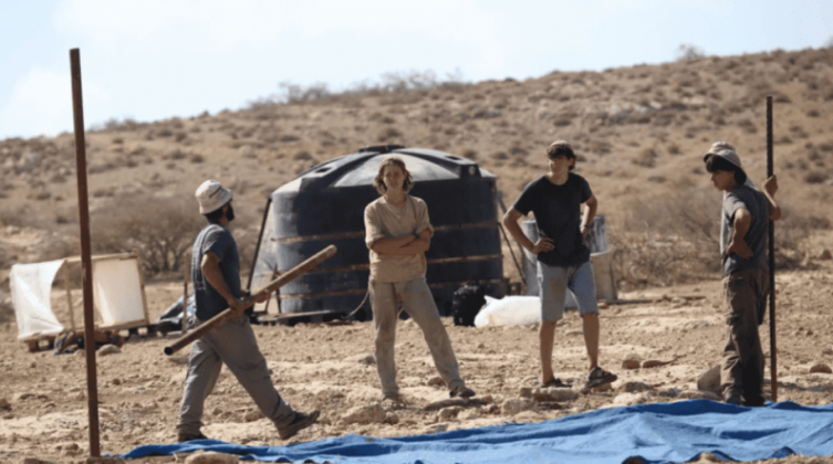 مستوطنون يستولون على قطعة أرض شرق الخليل