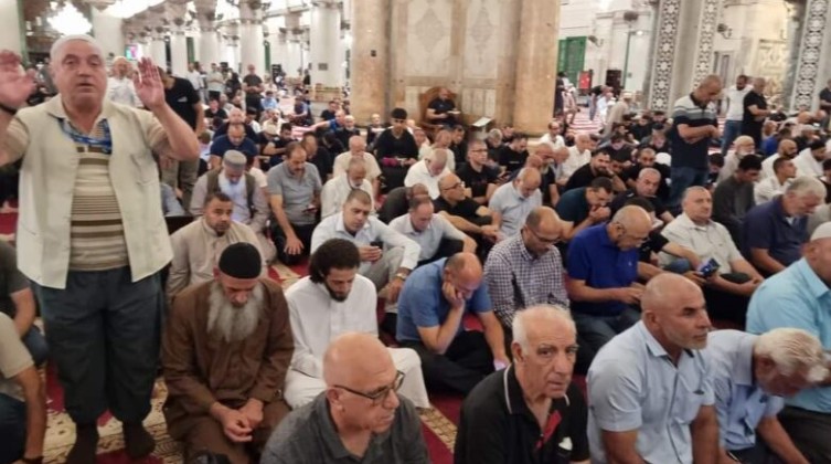 أعداد كبيرة من المصلين تلبي نداء الفجر العظيم في المسجدين الأقصى والإبراهيمي