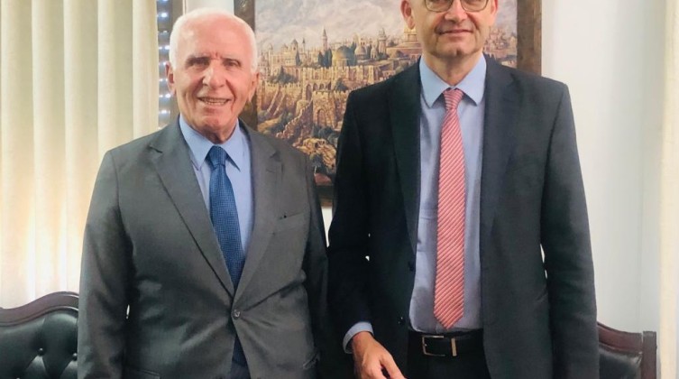 الأحمد يضع ممثل ألمانيا بصورة التطورات الفلسطينية
