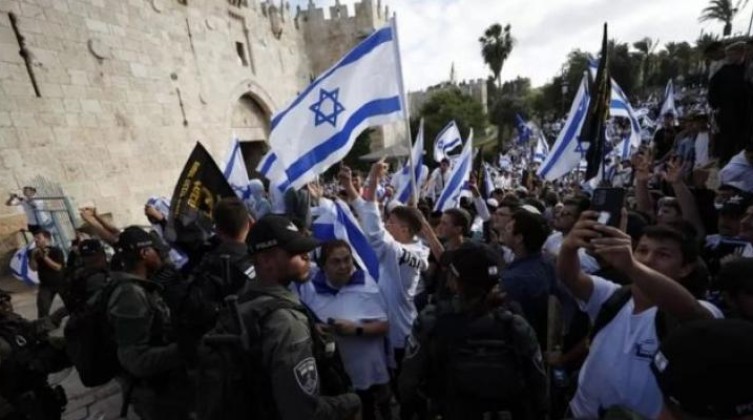 بالفيديو: مستوطنون ينظمون مسيرة أعلام إسرائيلية في القدس