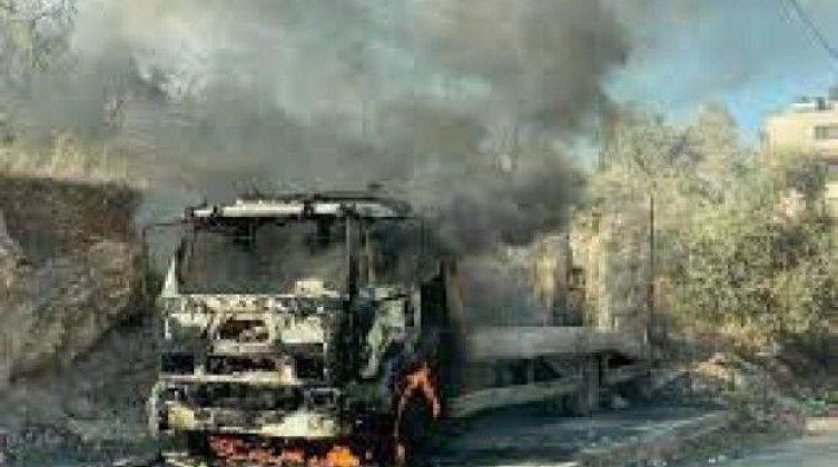 مستوطنون يحرقون شاحنة جنوب نابلس