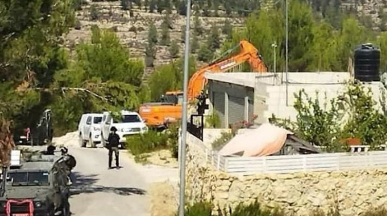 الاحتلال يجبر مواطنا على هدم منزله في القدس