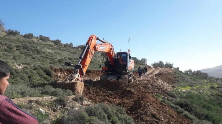 الاحتلال يخطر بوقف العمل بطريق ومنشآة في عقربا جنوب نابلس