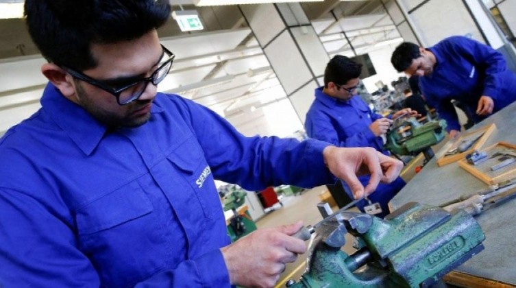 العمل بغزة تُعلن فتح باب التسجيل في برنامج الدبلوم المهني (الصناعة) مجانًا