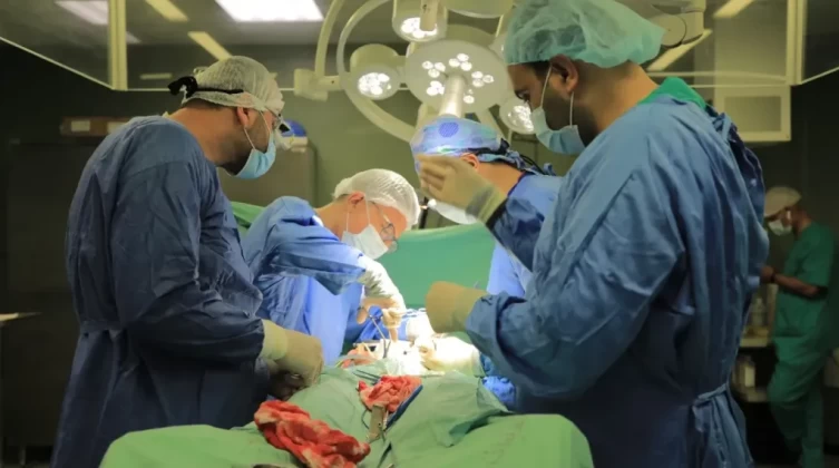 غزة: نجاح أول عملية زراعة مفصل في مجمع الشفاء