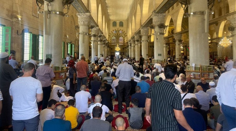 45 ألف مصل يؤدون صلاة الجمعة في المسجد الأقصى