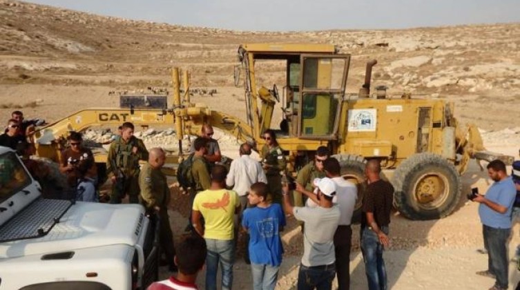 الاحتلال يستولي على جرافة ويعتقل سائقها جنوب قلقيلية