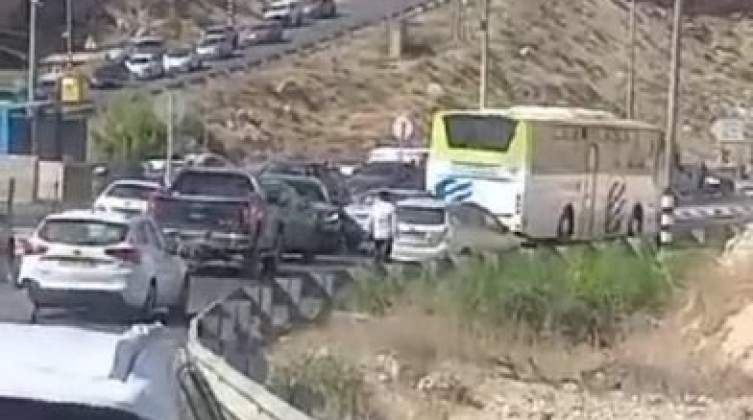 أحدهما جروحه خطيرة.. إصابة مستوطنين بعملية إطلاق نار عند حاجز تقوع