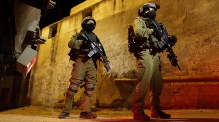 الاحتلال يشن حملة اعتقالات في الضفة والقدس