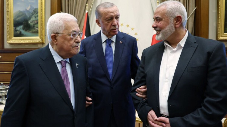 قناة تُوضح اشتراطات عباس وهنية لإنجاح اجتماع القاهرة