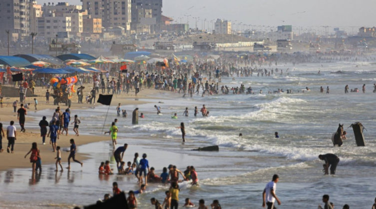 تعرف على الأماكن الآمنة للسباحة على طول شاطئ محافظات غزة