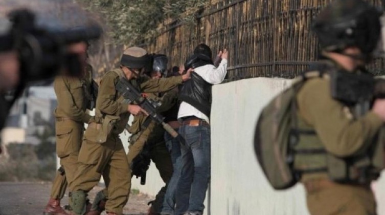 الاحتلال يعتقل فلسطيني تسلل إلى مستوطنة بالخليل