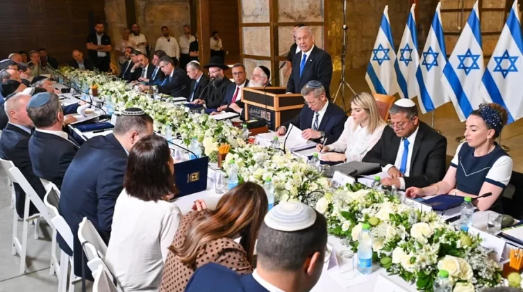 صحيفة إسرائيلية:  إنقاذ "إسرائيل"من الخراب يتطلب إسقاط حكومة نتنياهو