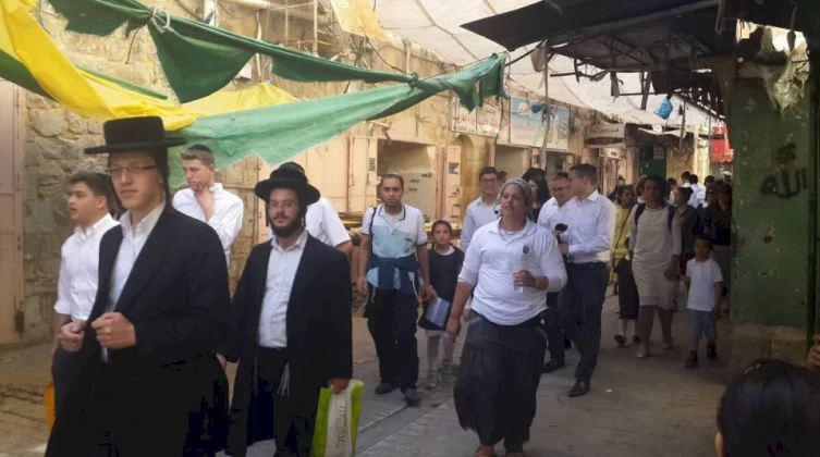 مستوطنون-يهدمون-أجزاء-من-السوق-القديم-وسط-الخليل-1688898378