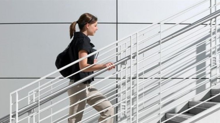 دراسة: النساء يسقطن على السلالم أكثر مقارنة بالرجال