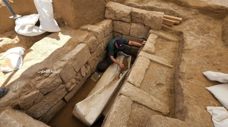 بالصور: اكتشاف تابوت أثري في المقبرة الرومانية شمال غزة