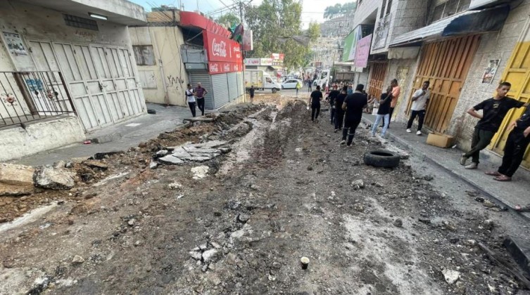 الأشغال: بدأنا بإزالة آثار عدوان الاحتلال على مخيم نور شمس