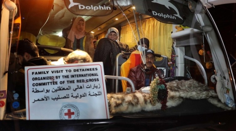 ذوو أسرى من غزة يتوجهون لزيارة أبنائهم في سجن (السبع الصحرواي)