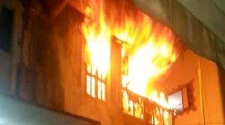 بالفيديو: حريق شقة سكنية بالقدس بفعل الألعاب النارية