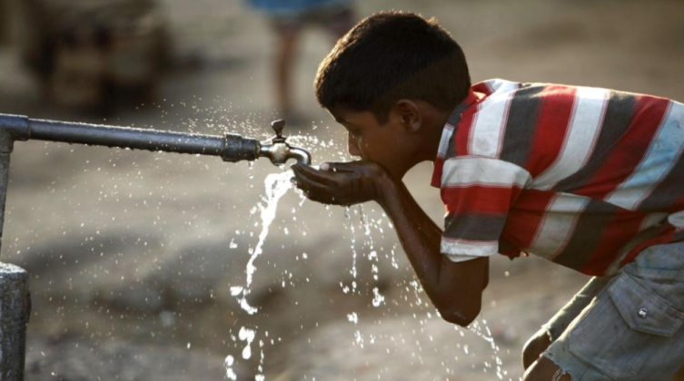 "ميكروت" تخفض كميات المياه المزودة لبيت لحم والخليل