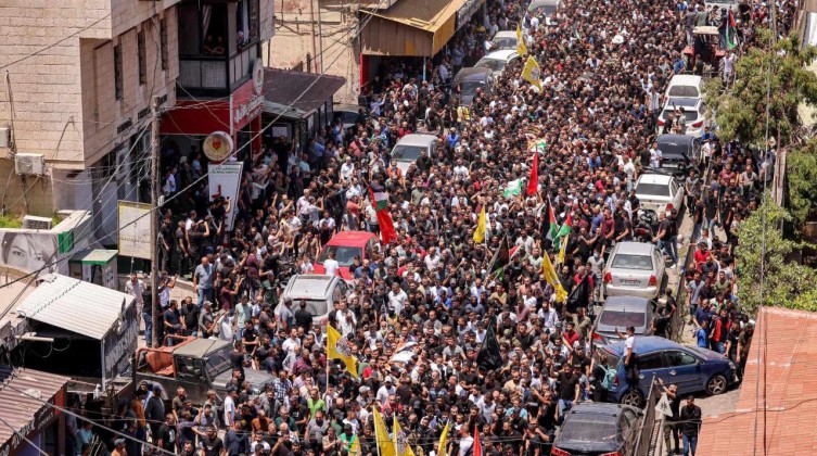 بالصور: موكب جنائزي مهيب في وداع شهداء جنين