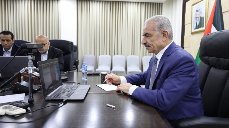 اشتية يبحث مع عضو في الكونغرس الأميركي تعزيز العلاقات الثنائية