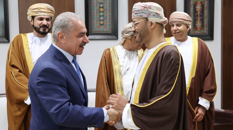 اشتية يستقبل وزير الخارجية العماني ويطلعه على آخر المستجدات