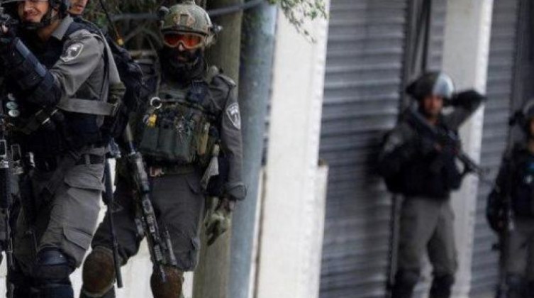 صورة: الشاباك يعتقل 6 شبان من رام الله بزعم تنفيذ عمليات إطلاق نار