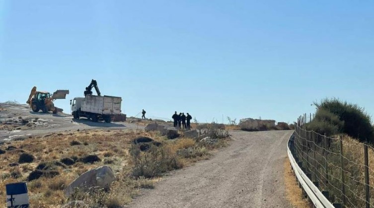 سلطات الاحتلال تجرف موقفا للشاحنات بالداخل المحتل