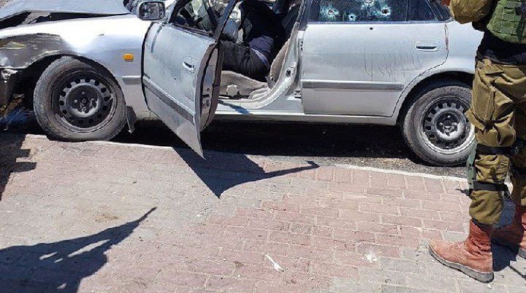 بالفيديو: الاحتلال يطلق النار على فلسطيني في الخليل بزعم محاولة دهس