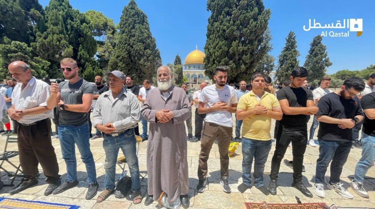 بالفيديو والصور: ألف مصل يؤدون صلاة الجمعة في المسجد الأقصى