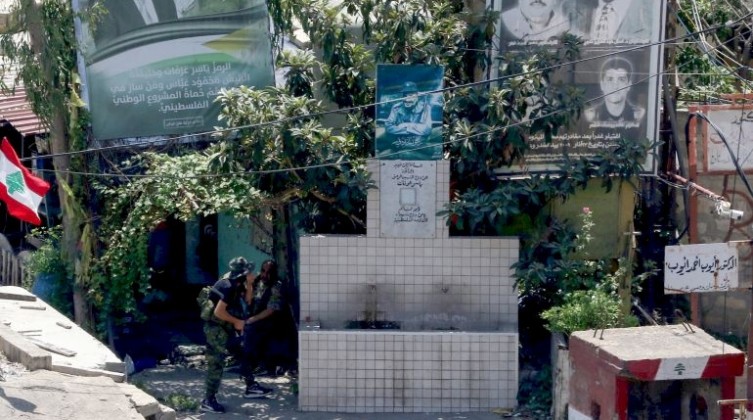 قتيل وثلاث إصابات في تجدد الاشتباكات بمخيم عين الحلوة بلبنان