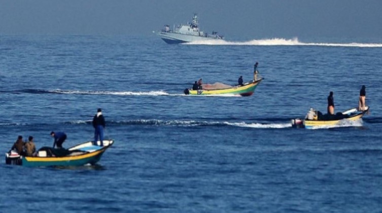 بحرية الاحتلال تستهدف مراكب الصيادين في بحر غزة