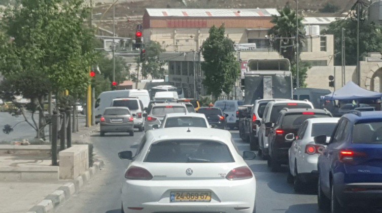 الاحتلال يغلق جميع المداخل المؤدية إلى مدينة الخليل