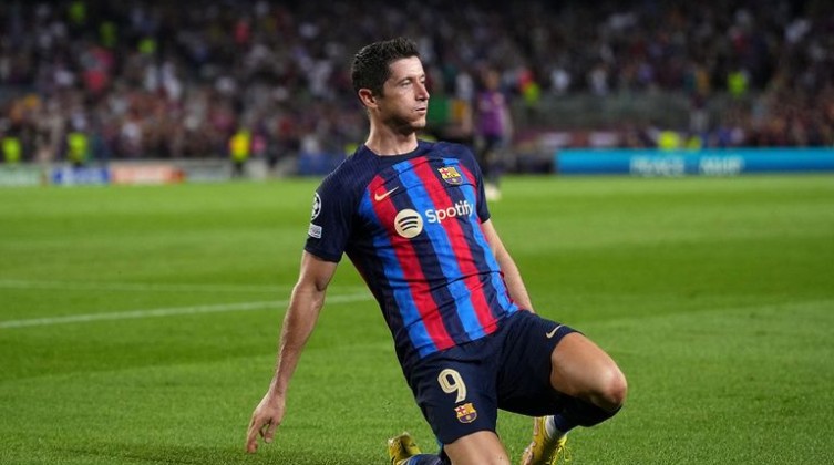 ليفاندوفسكي يكشف أسباب سعادته مع برشلونة