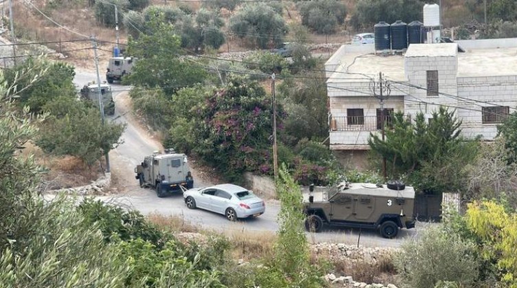 الاحتلال يعتقل 3 شبان في مناطق متفرقة بالضفة