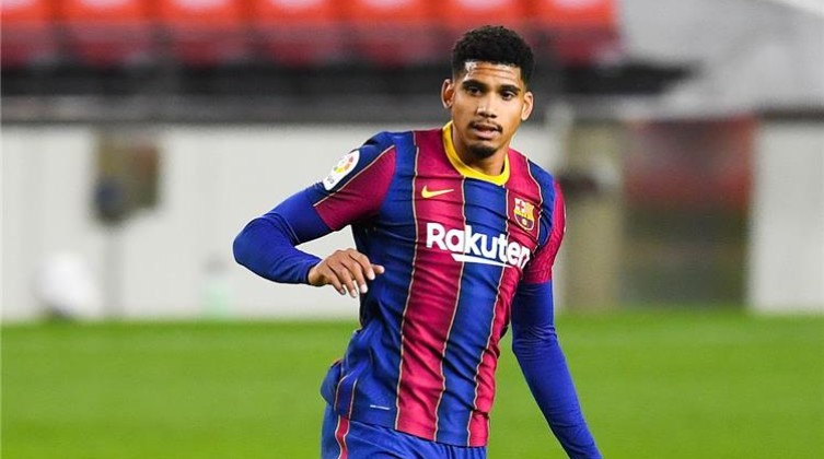 برشلونة يعلن تفاصيل إصابة رونالد أروخو