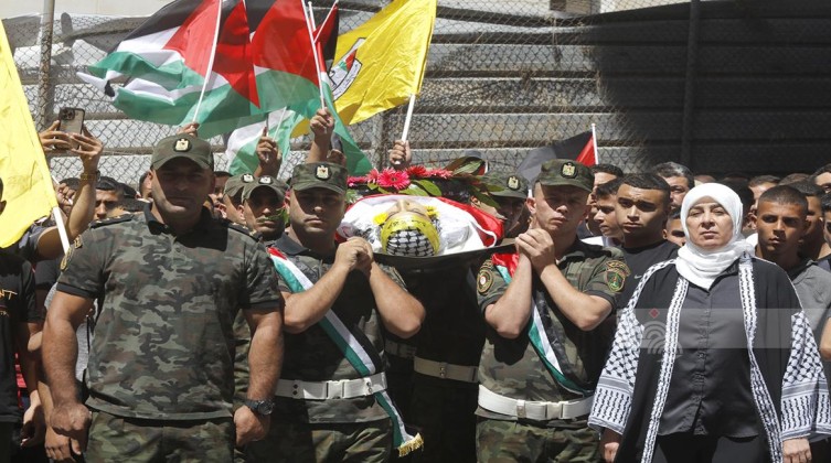 جماهير رام الله تشيع جثمان الشهيد رمزي حامد