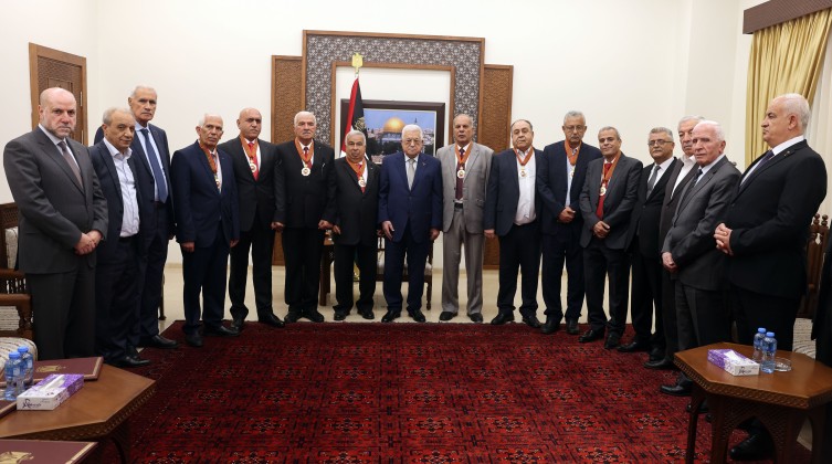 لمناسبة تقاعدهم.. الرئيس عباس يقلد عدداً من القادة والمحافظين