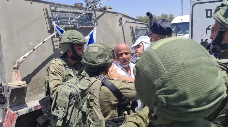 بالفيديو: إصابة رئيس هيئة مقاومة الجدار والاستيطان إثر اعتداء الاحتلال عليه
